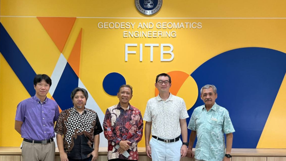 國立臺北大學臺印尼海外科研中心 (NTPU-TIUL) 訪問印尼測量師協會 (Ikatan Surveyor Indonesia)、萬隆理工學院 (Institute of Technology Bandung) 團隊及印尼北雅加達沿海岸地層下陷觀測單位圖
