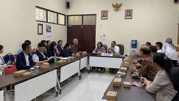 臺印尼海外科研中心代表團拜會印尼拜會泗水市政府環境保護局圖