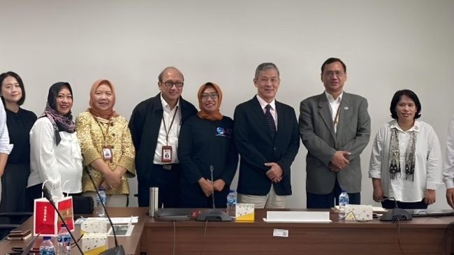 圖：逢甲大學吳石乙教授代表與 Indonesia Fuel Cell and Hydrogen Energy (IFHE) 簽署國際合作宣言