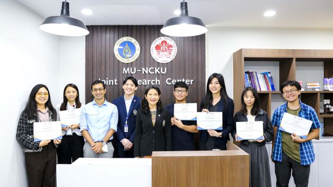 Taiwan Center for Smart Healthcare Science and Technology in Thailand held a welcome ceremony for five Biomedical Engineering students from National Cheng Kung University to Thailand Mahidol University for a one-month internship program.圖