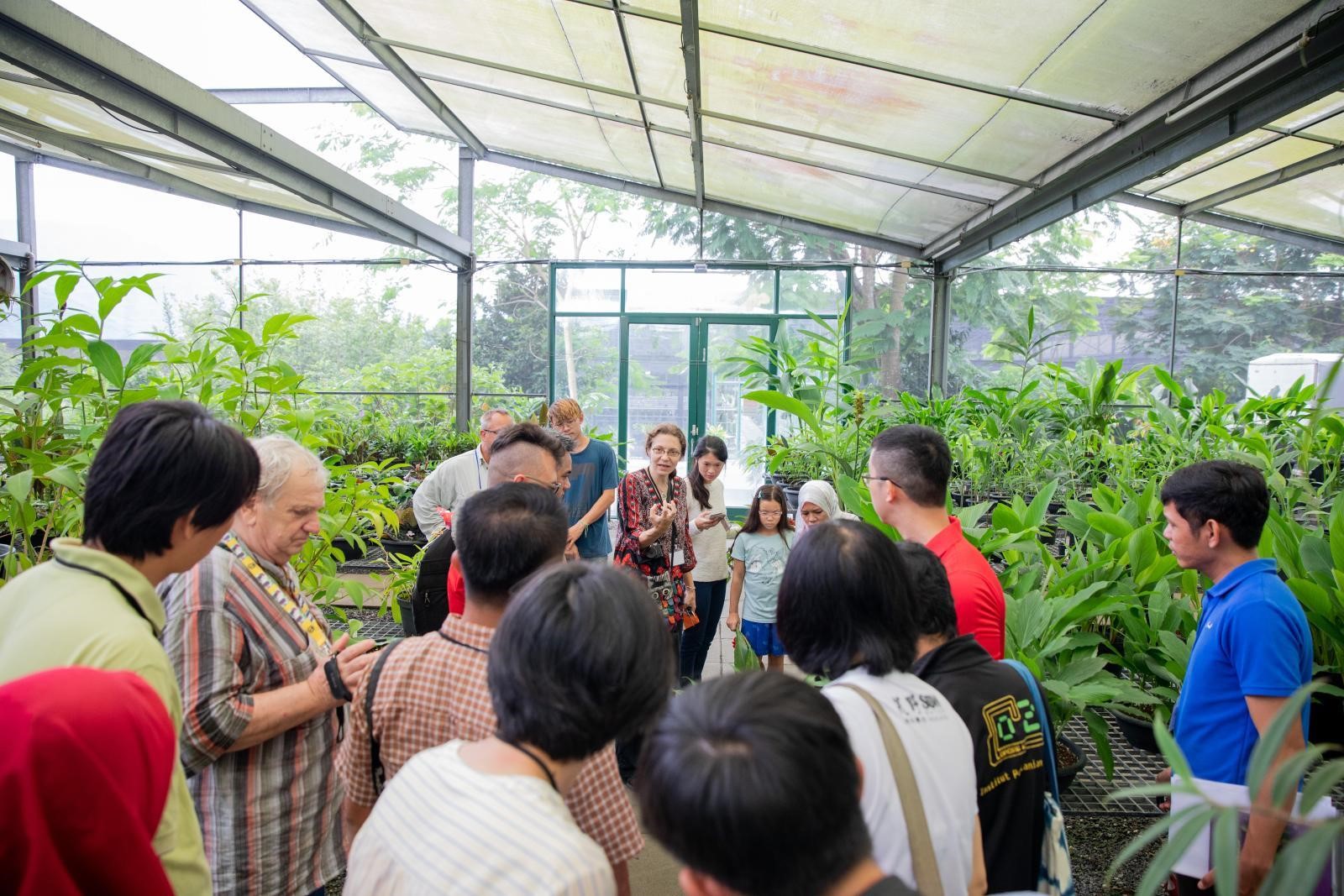 〈國際薑類植物研習班〉在KBCC溫室中實地講解薑類植物辨識