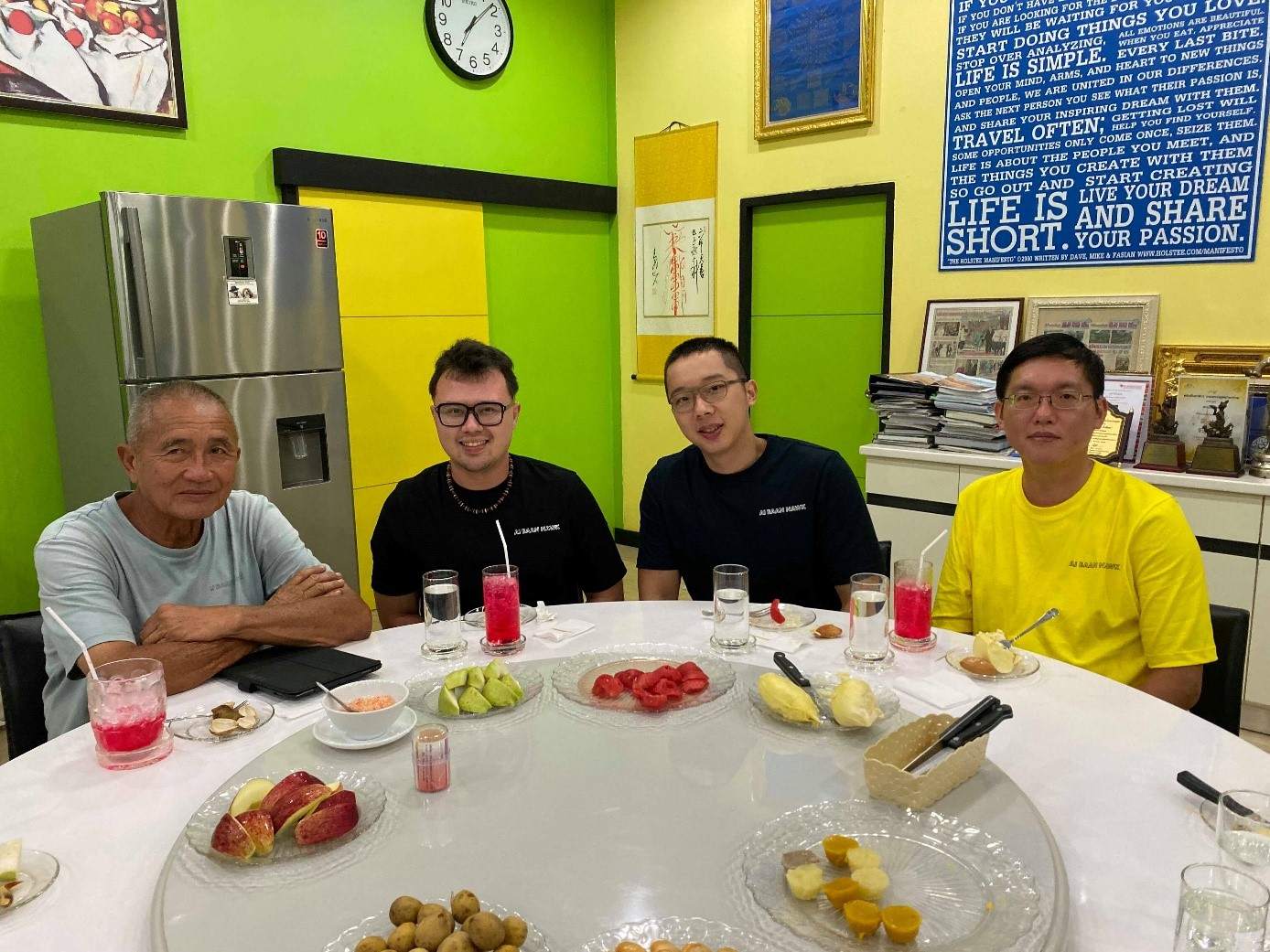 來自臺灣KBCC的團隊，與NNTBG園長Kampon Tansacha (左一)合影