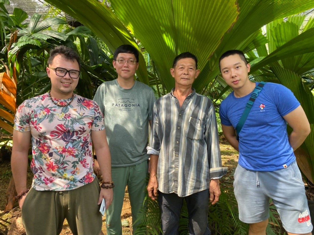 KBCC團隊與Poonsak Vatcharakorn在他的苗圃中合影