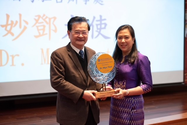 Thawdar Htwe 女士代表Myo Thet大使領取榮譽校友獎牌