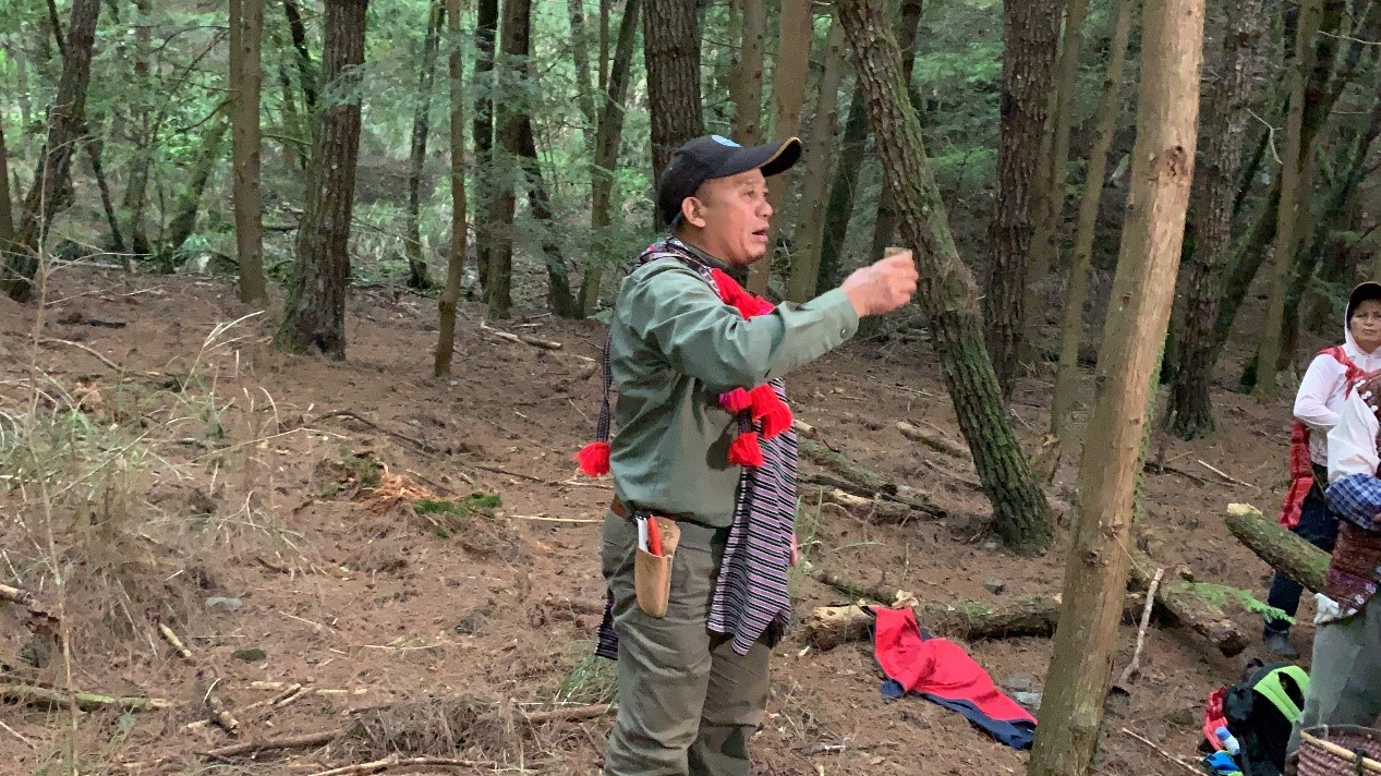 與部落族人一齊爬山，找尋根源