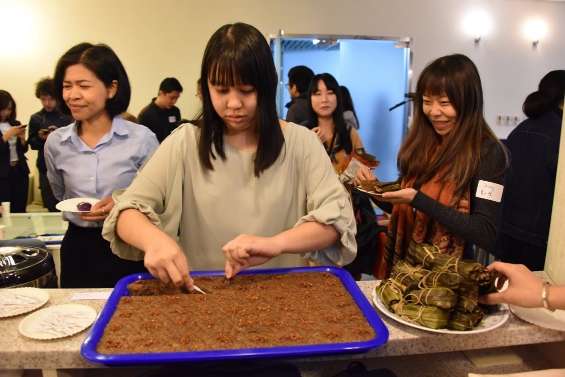 與會的菲律賓學生開心的享用點心