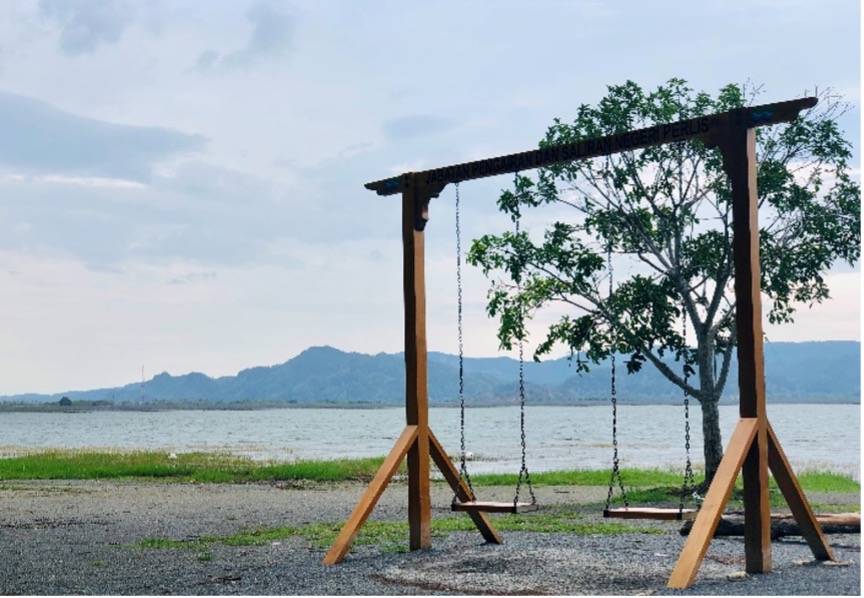 圖2：知瑪達蘇湖一隅：湖泊的水量較多時，鞦韆處下方也會充滿湖水，在湖面上盪鞦韆是另一種詩情畫意的休閒。