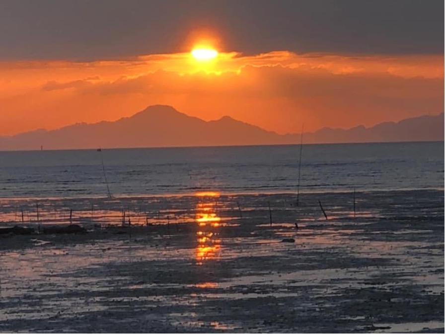 圖4：位於玻璃市河口的玻璃市港，在夕陽下遠眺蘭卡威相當漂亮。