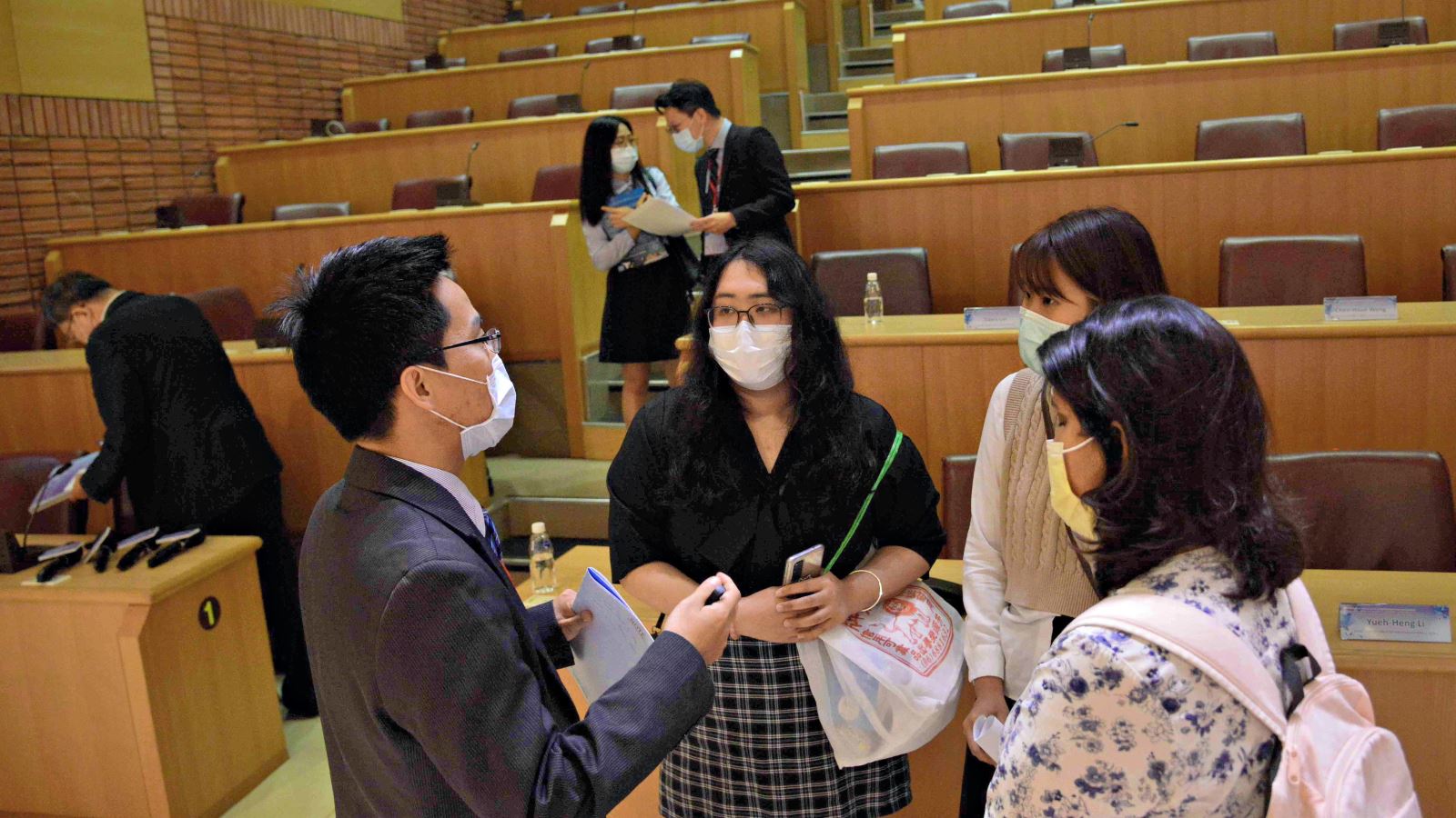 圖十七：台達電子人資團隊於現場、線上同步進行徵才講座與諮詢