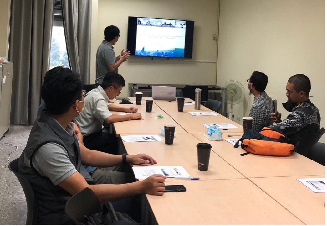 圖2：與Yasmi教授簡介本中心技術與業務狀況