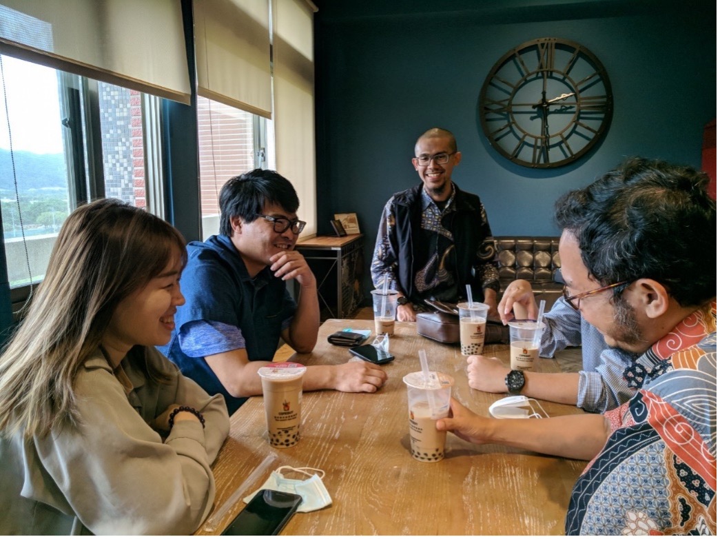 圖5：會議的最後在外籍學生休息室內交談合影