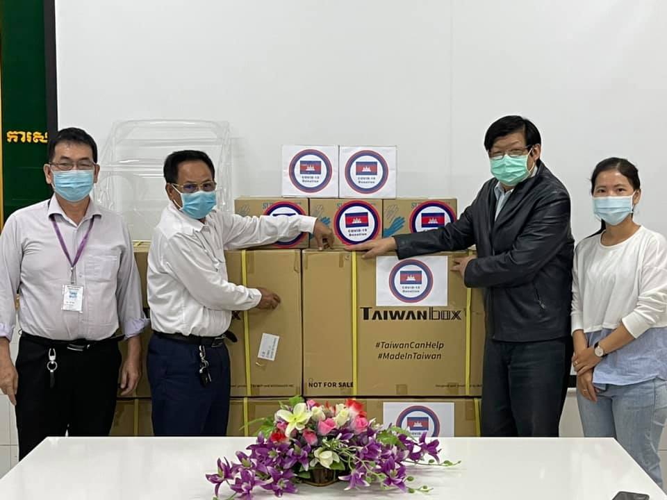 圖七：在屏東基督教醫院的支持下致贈防疫物資予柬國當地醫院