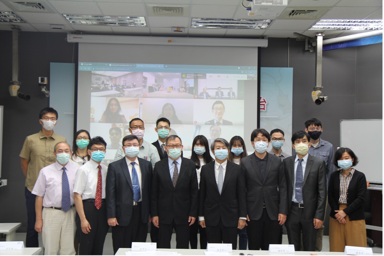 圖三、國立陽明交通大學與馬來亞大學共同舉辦學術合作成果線上發表會，後方螢幕為線上參與之馬來亞大學與會者及我國駐澳大利亞代表處參事科技組彭雙俊教授