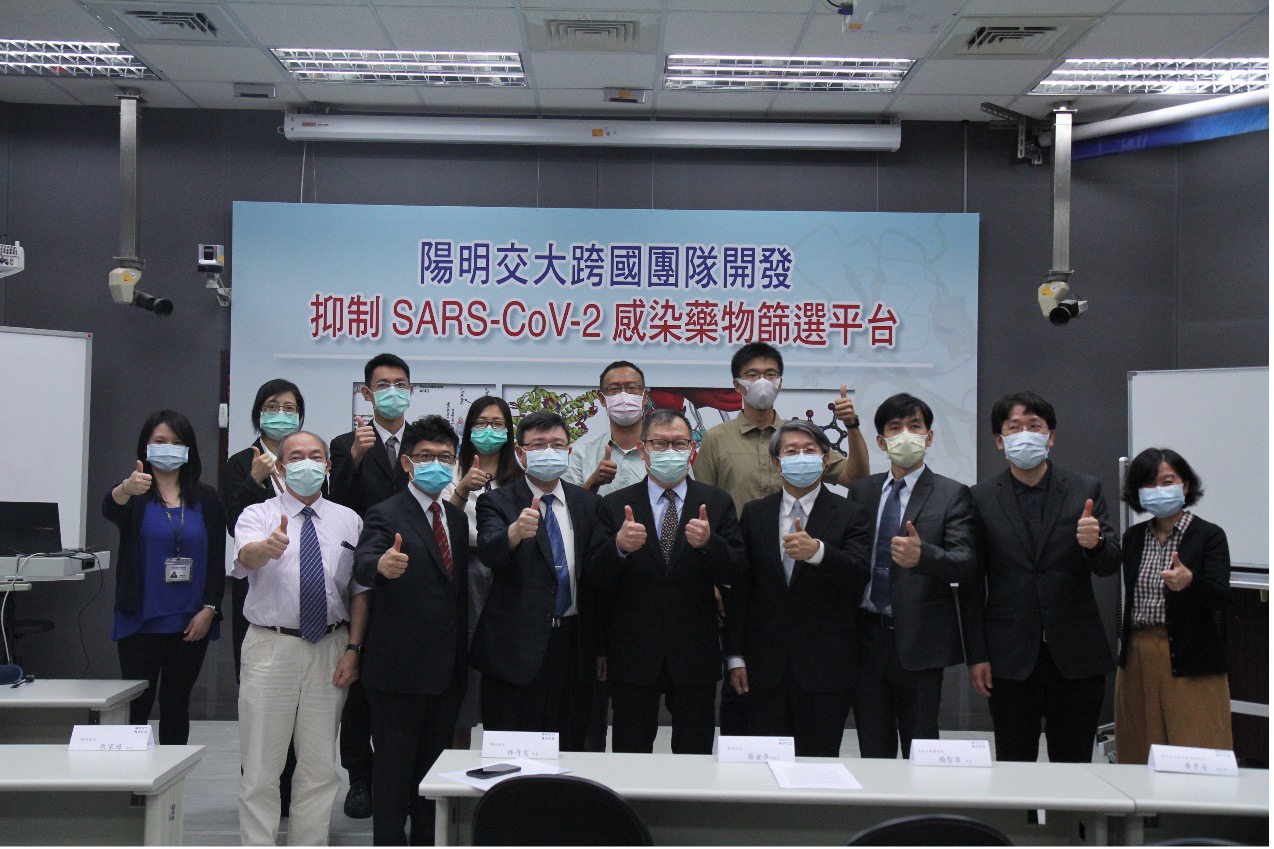 圖四、國立陽明交通大學與馬來亞大學共同舉辦學術合作成果記者會，現場為陽明交大林奇宏校長、長庚大學醫學院楊智偉院長、成功大學謝達斌教授、科技部代表及陽明交大研究團隊於視訊螢幕前合影