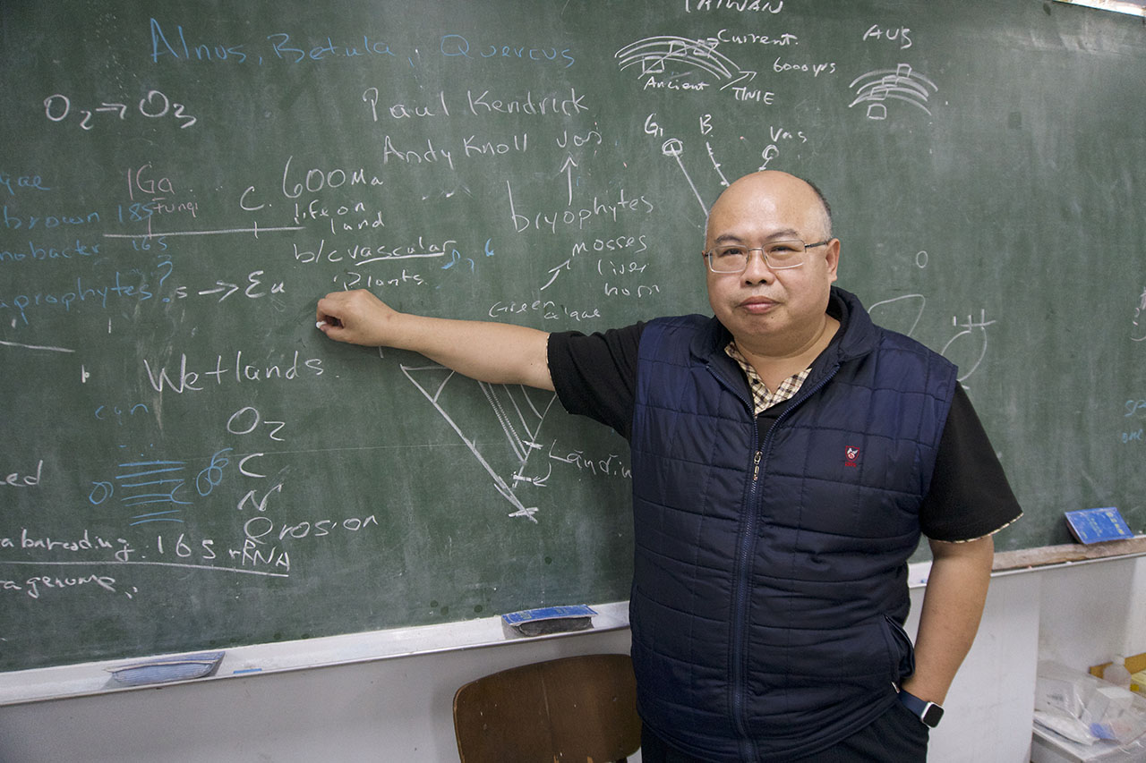 圖六：談論起生態研究充滿熱情的吳忠信教授（林珮霖攝）