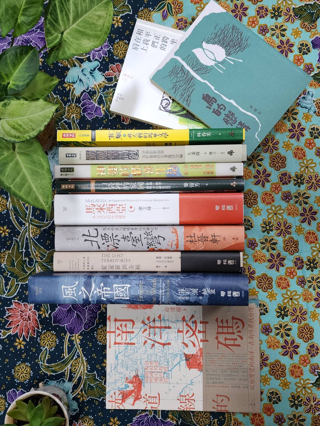 圖二：「南向華語與文化傳釋」計畫部分出版作品（高嘉謙老師提供）