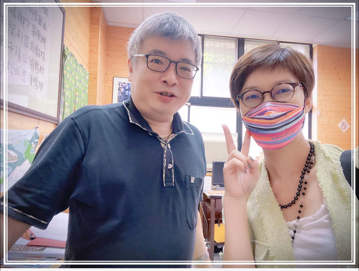 圖一：在被稱作「龍貓樹洞」的研究室與升陽院長合影（林珮霖攝）