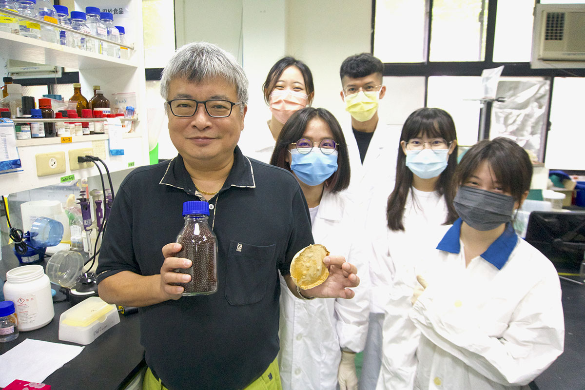 圖三：王升陽院長手持牛樟芝子實體和滴丸與研究團隊合影（林珮霖攝）