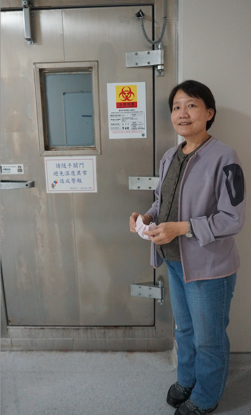 圖1:余冠儀副研究員攝於國衛院實驗室(林珮霖拍攝）
