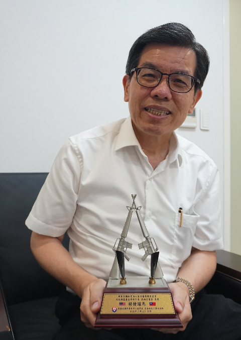 圖 2：與吉隆坡國際醫療中心董事長拿督陳榮洲醫生致贈獎座合影（林珮霖攝）