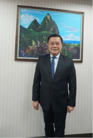 圖 1：秘書長介紹辦公室畫作是著名電影超人飛躍的聖露西亞雙峰（林珮霖攝）