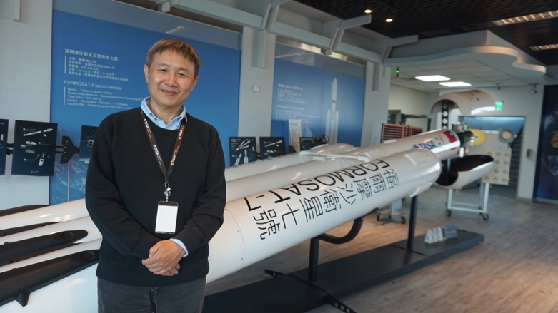 圖 5：張立雨博士與發射福衛七號獵鷹重型火箭模型合影（林珮霖攝）
