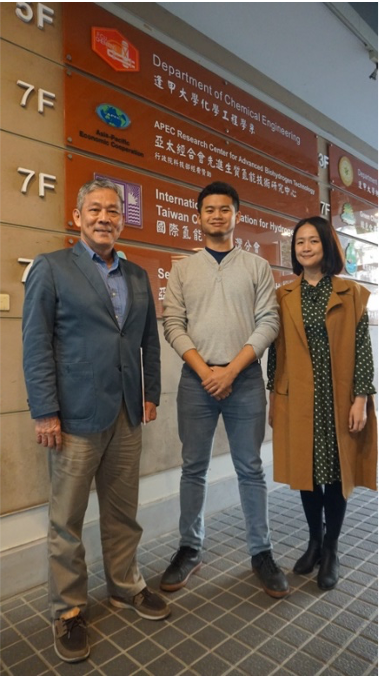 圖 2：吳石乙教授（左）及其團隊成員劉承翰專案經理（中）及邱惠臣專案秘書（右） （林珮霖攝）