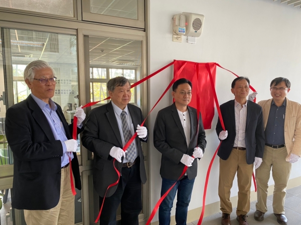 台灣綜合研究院李堅明副院長 臺灣大學蔣本基特聘教授 行政院雲嘉南區聯合服務中心許根尉執行長 雲科大蘇純繒副校長雲科大洪肇嘉產學長 (由左至右)