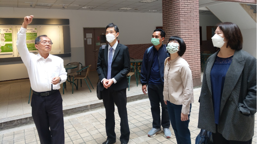 圖 2：計畫主持人陳信文教授接待泰國代表團並介紹化工系