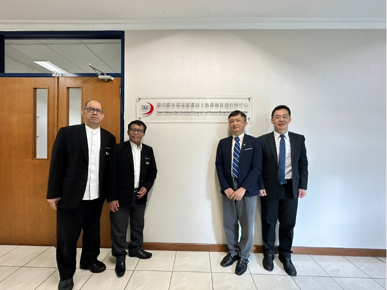 圖 1：陳達新副校長與衛萬明院長於臺印尼海外科研中心印尼辦公室前與艾資哈爾大學 Ir. Ade Jamal 副校長合影