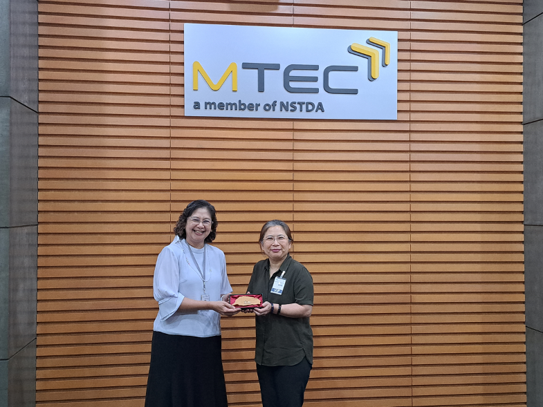 圖 1：鄧文玲組長與 MTEC Aree Thanaboonsombut 副主任互換紀念品