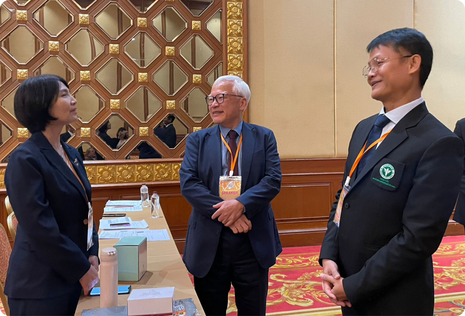 蔡篤堅教授和中國講者 Dr. Jie Li 和主持人 Dr. Pongsakorn Lengdee 進行意見交流