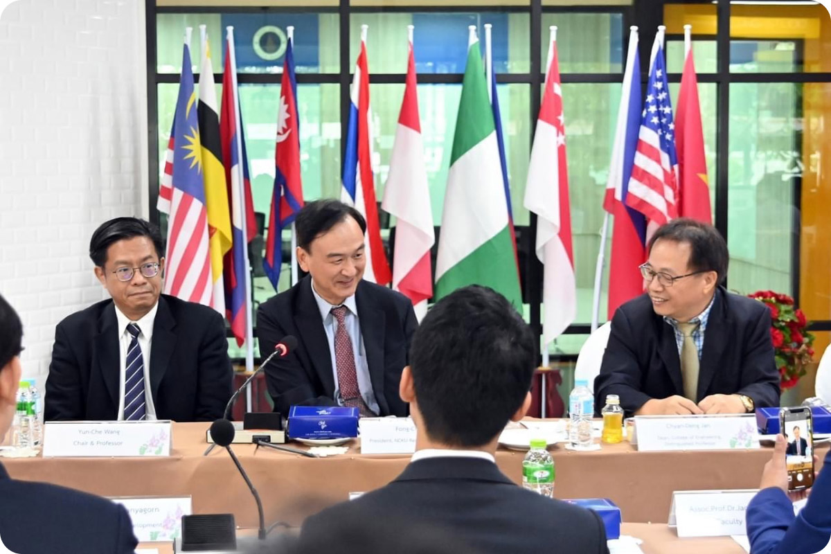 圖 4：成大工學院院長詹錢登教授（右）與國科會臺泰計畫主持人蘇芳慶教授（中）代表成大與瑪希墩大學會談
