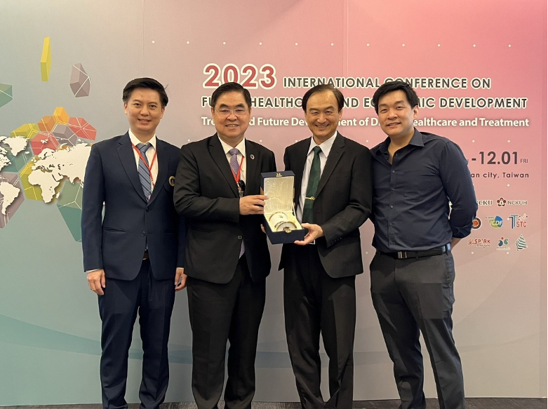 圖 3：泰國瑪希墩大學附屬醫院之 Dr. Chantas Mahaisavariya、牙科學系院長Dr. Sirichai Kiattavircharoen、牙體復形系系主任Dr. Pong Pongprueksa來成大分享其研究成果及討論合作模式可能，致贈計畫主持人蘇芳慶教授瑪希墩大學禮品。