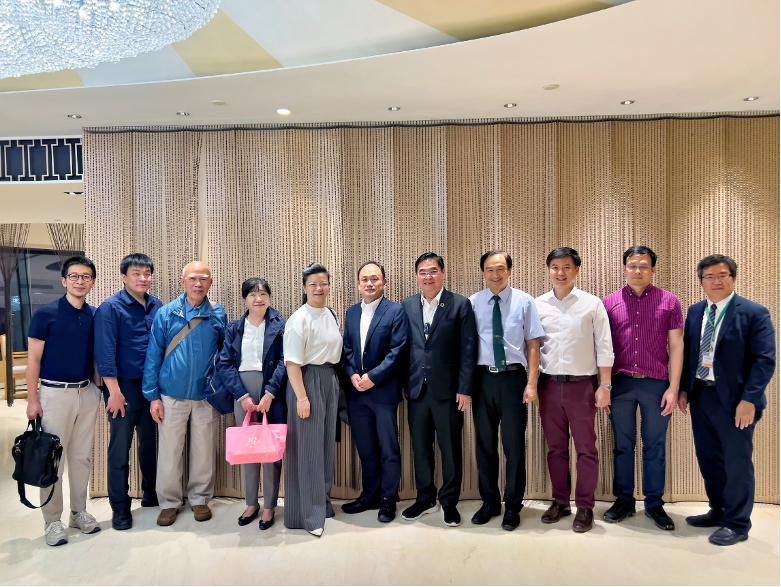 圖5: 泰國學者們與來自梅約醫學中心和京都大學的研究人員和學者以及愛派司生技公司代表會面會面，討論潛在的合作機會和在泰國、美國、日本和台灣開發骨科器械之可能合作模式。
