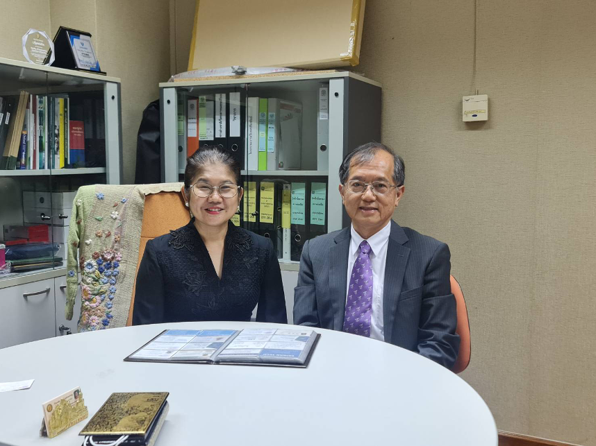 圖 1：KU 國際事務副院長 Patamaporn Sripadungthame 教授與臺泰研究中心陳信文講座教授合影