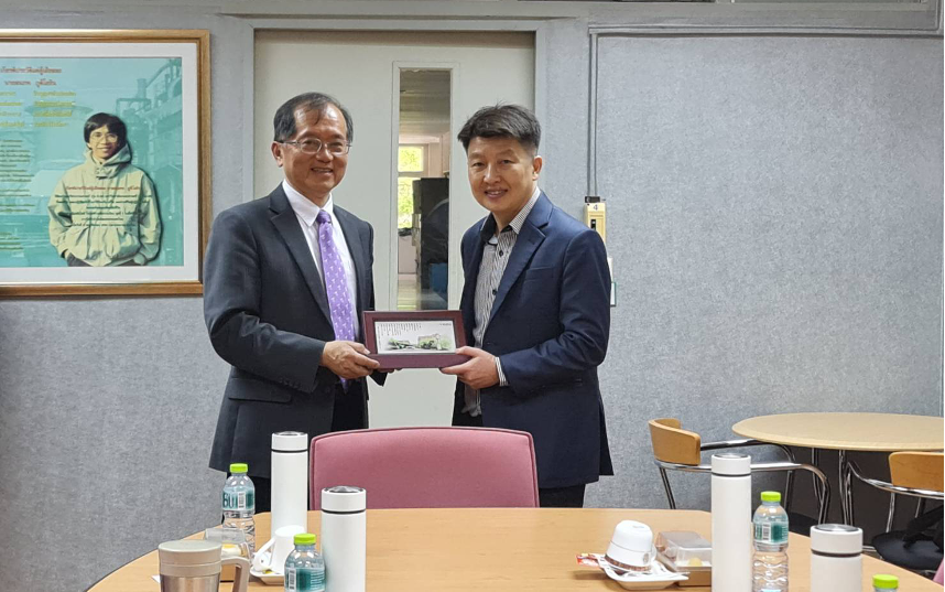 圖 2：陳信文講座教授致贈禮品給農業大學工學院院長 Wanchai Yodsudjai 教授