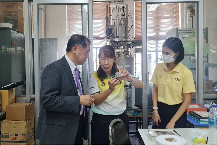 圖 3：農業大學化工系教授向清華大學團隊介紹研究成果