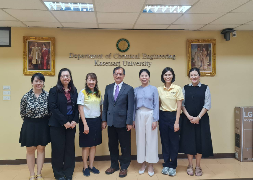 圖 4：清華大學代表與化工系教授合影