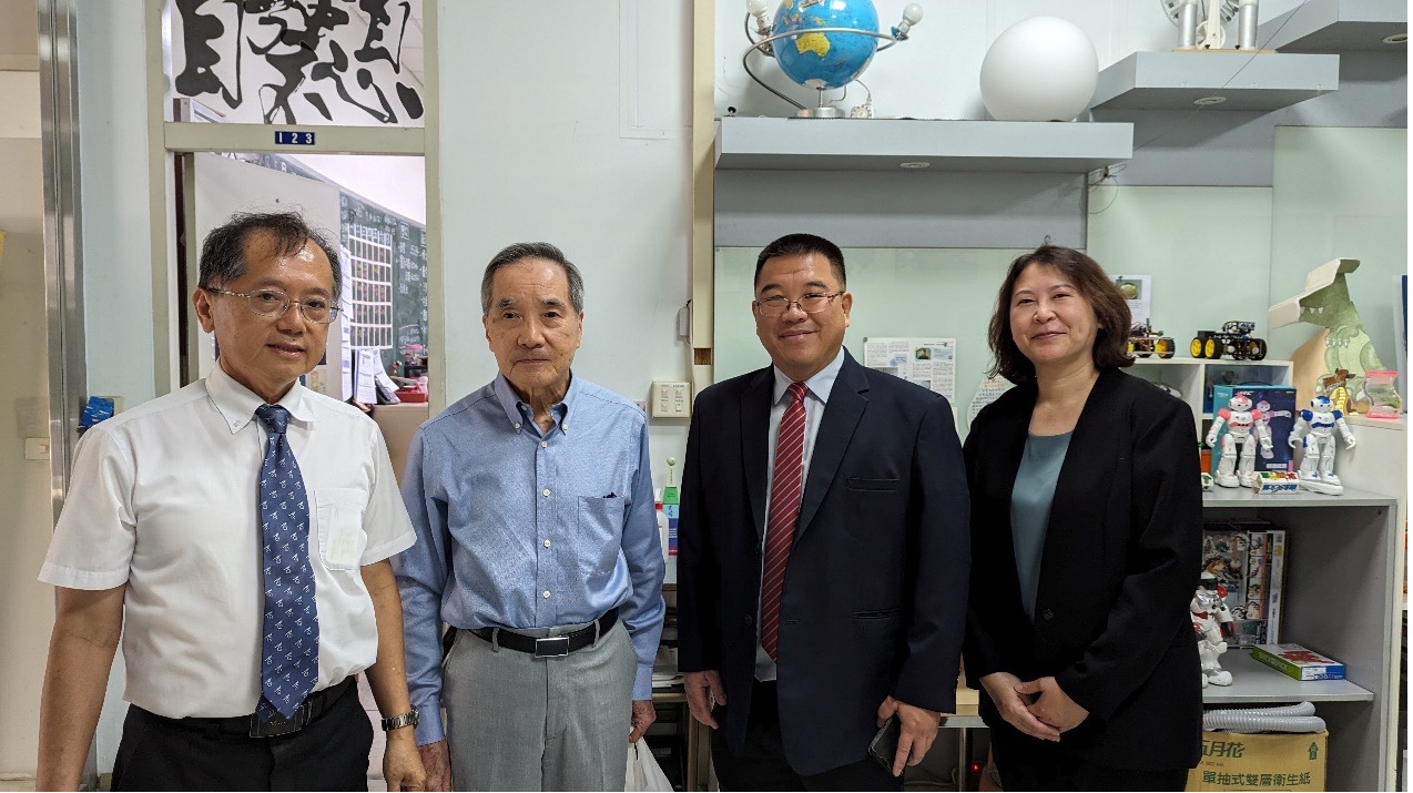 圖2. MTEC 研究團隊參觀清華大學實驗室