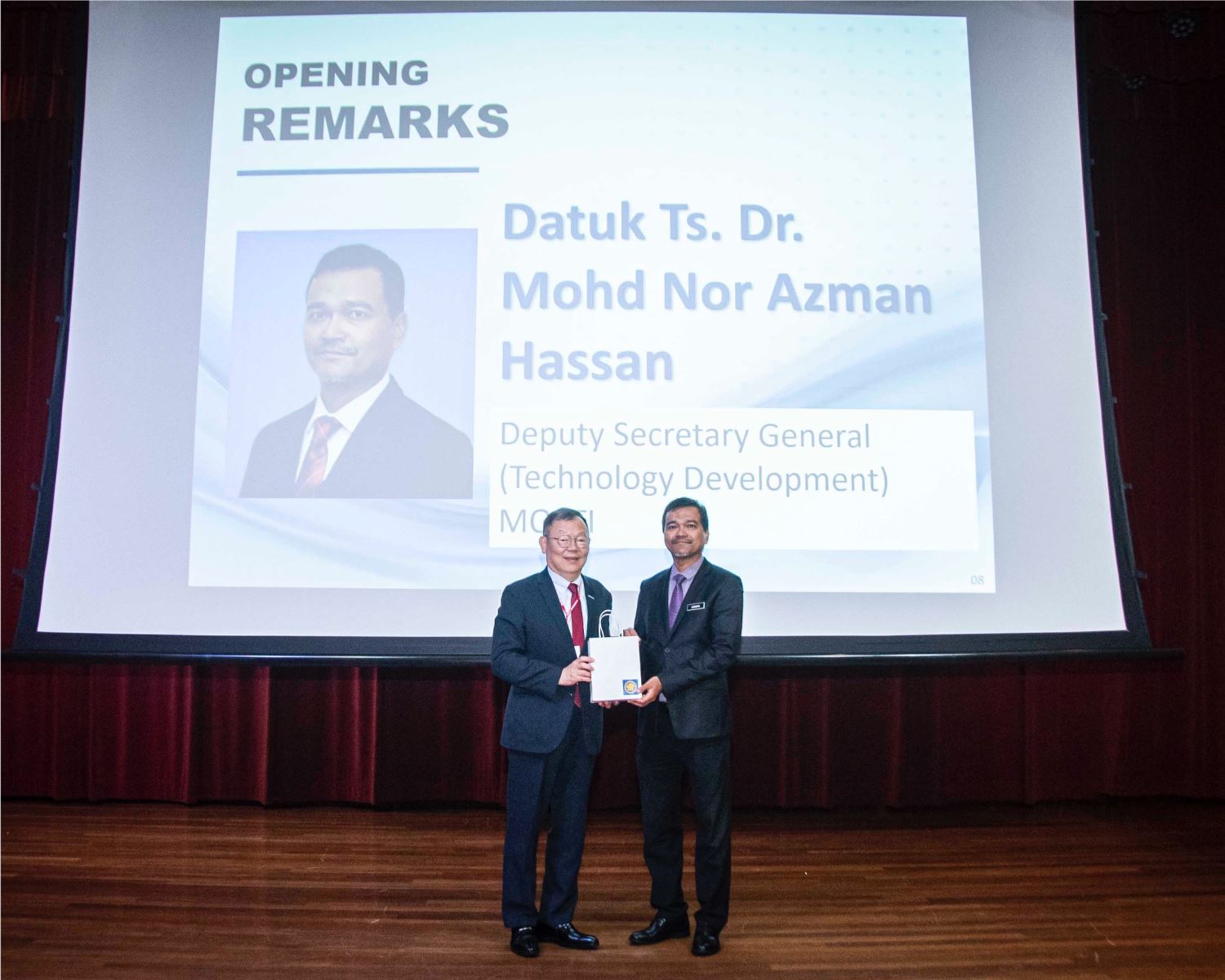 圖 2. 論壇主辨單位陽明交通大學校長林奇宏博士贈送紀念品給馬來西亞科技部副秘書長 YBhg. Datuk Ts. Dr. Mohd Nor Azman Hassan