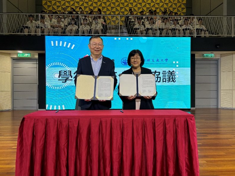 Image: Prof. Chi-Hung Lin (President of NYCU) and Ms. Goh Lay Kee (Principal of Pin Hwa High School) after signing the MOU