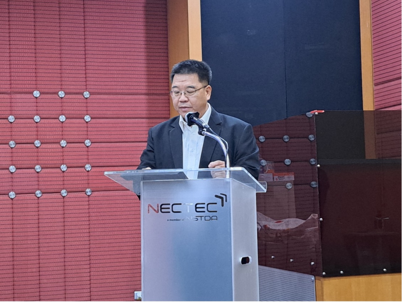 圖 1. 泰國金屬與材料科技中心 Toemsak Srikhirin 主任在臺泰雙邊會議中致歡迎詞
