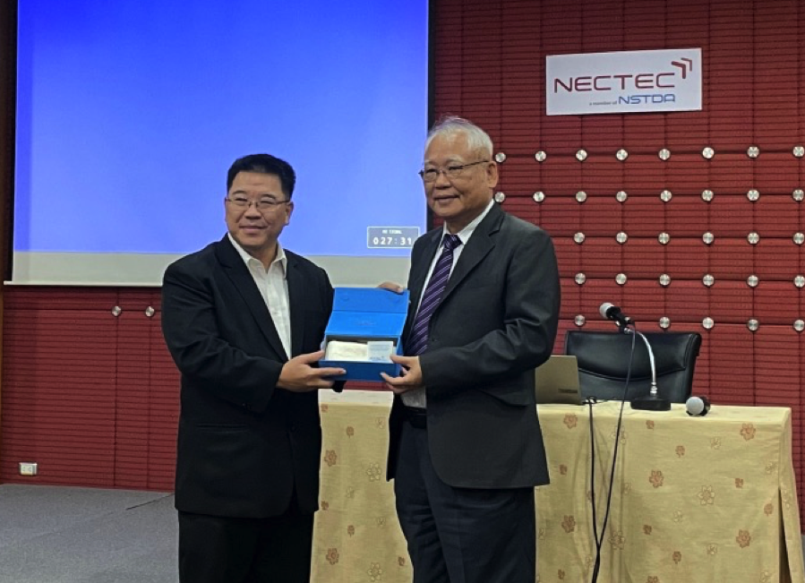 圖 3. 清華大學與 MTEC 互贈禮品