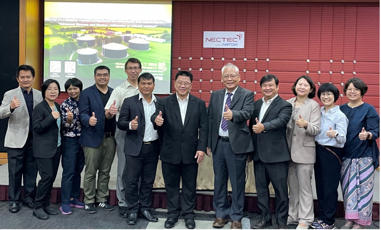圖 4. 開幕典禮後與邀請講員合影留念