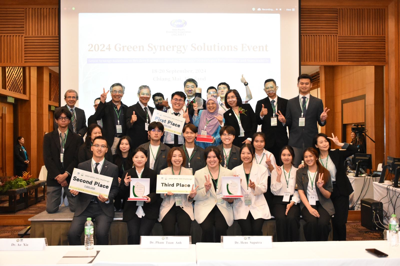 圖三： 2024 APEC YES Challenge主題一參與隊伍、評審及相關人員合影。