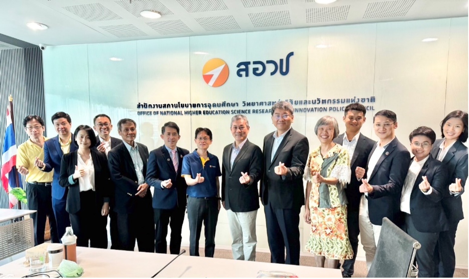 圖四：APEC-ACABT 吳石乙執行長（右七）、朱正永執行秘書（右六）、劉承翰專案經理（右四）以及邱惠臣專案秘書（左三）赴泰國曼谷與 APEC-CTF 代表，包含副執行長 Dr. Kommate Jitvanichphaibool（左七）與策略師 Dr. Srichattra Chaivongvilan（右一）等，以及其它學研單位代表在 NXPO 會議室進行中心跨論壇合作暨 APEC- ACABT 曼谷分會會議