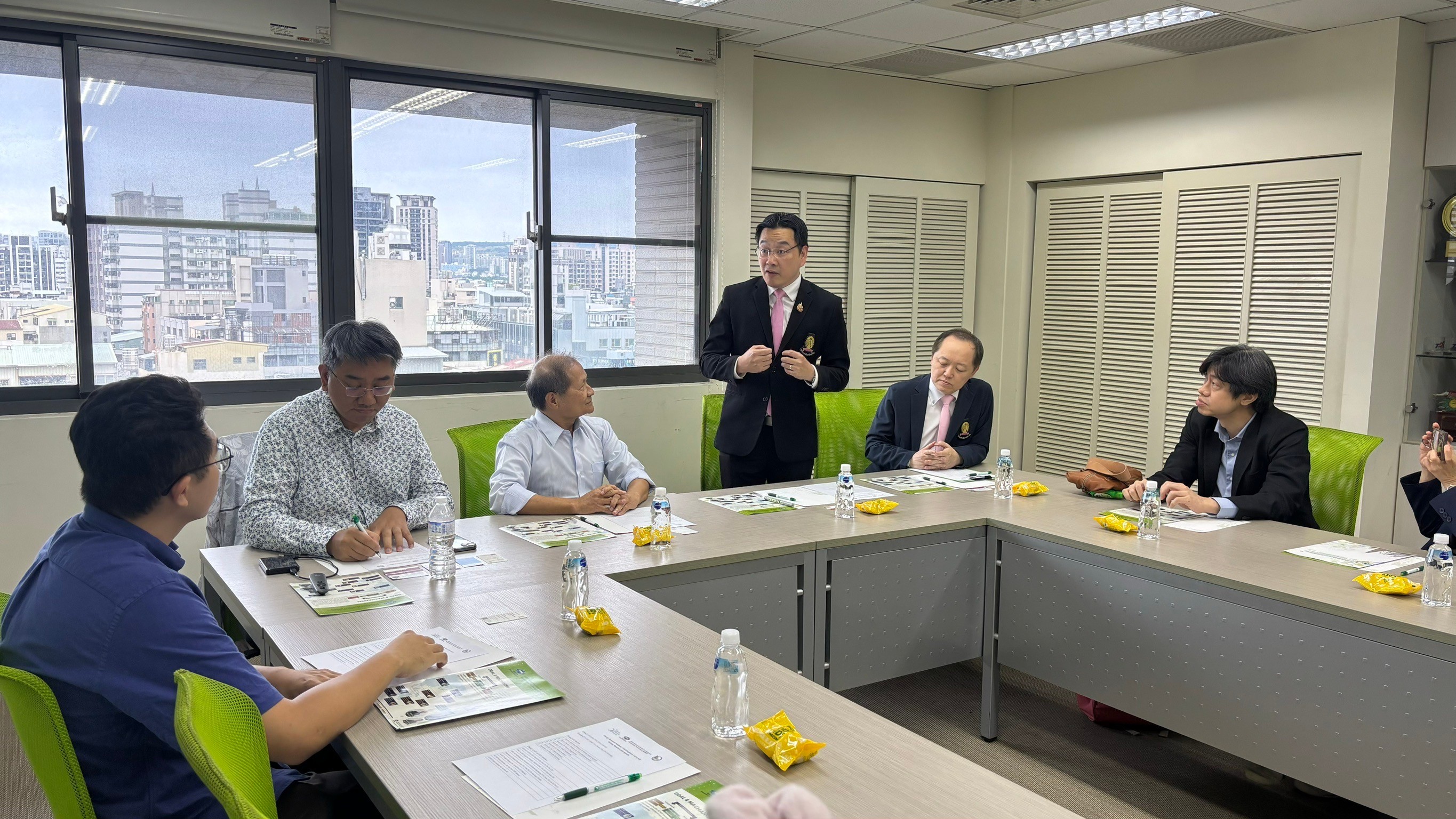 圖一：ERI 主任 Assoc. Prof. Dr. Kulyos Audomvongseree 介紹團隊理念和專案成果