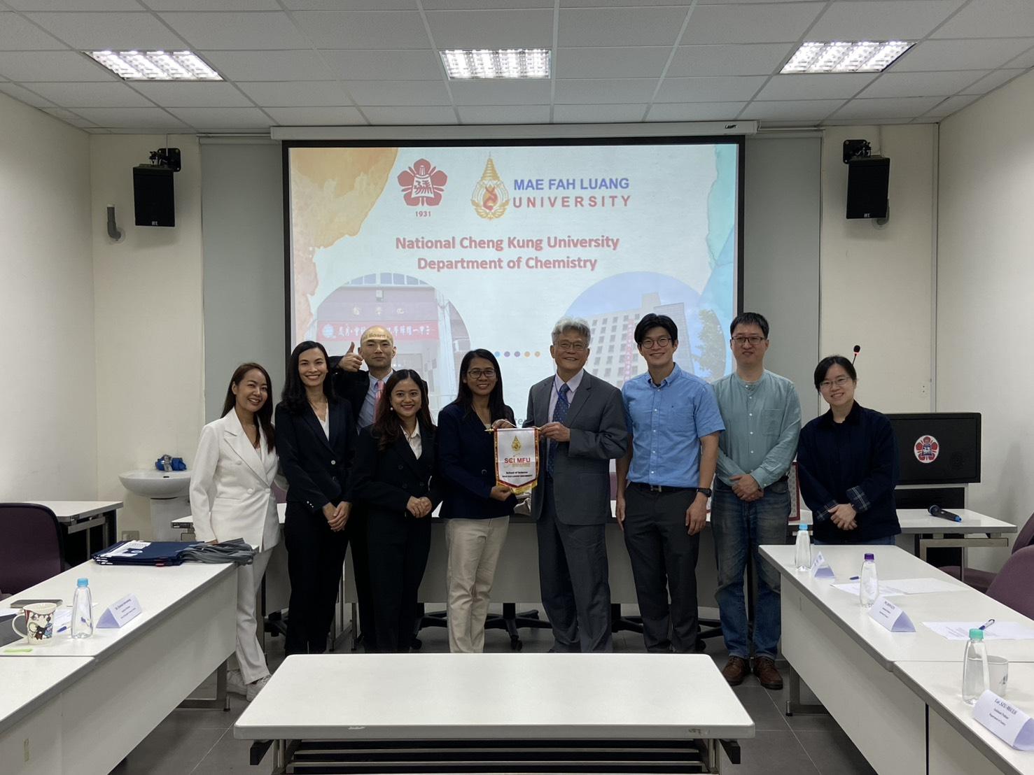 Photo: Discussion of the MOU between the Department of Chemistry of NCKU and MFU