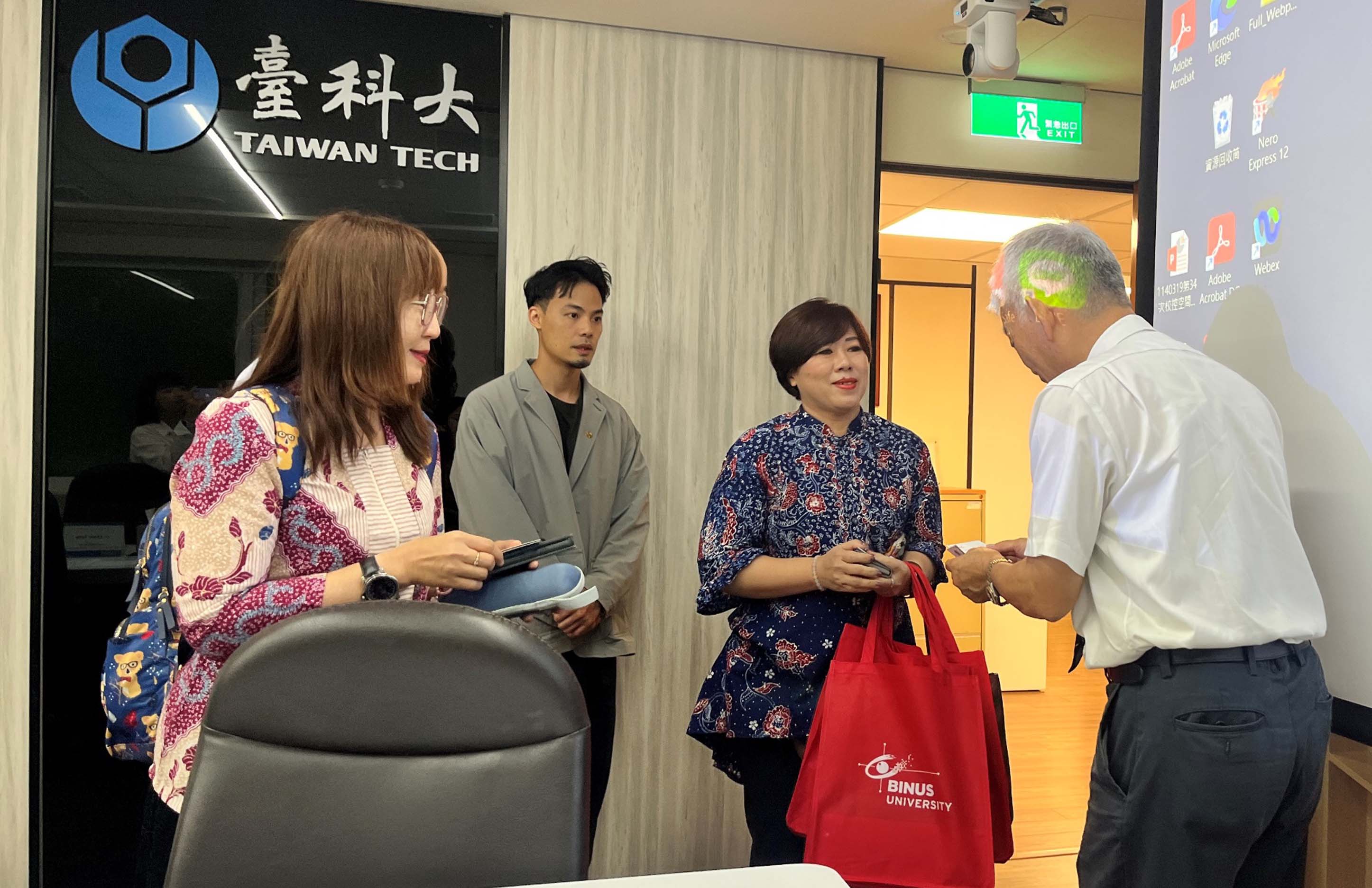 圖 2：會議前劉志成副校長與印尼建國大學教授交換名片